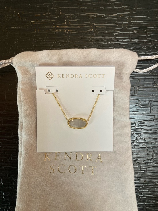 Kendra Scott Elisa Gold Pendant Necklace - Picture 2 of 8